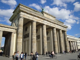 Sightseeing am Brandenburger Tor in Berlin
